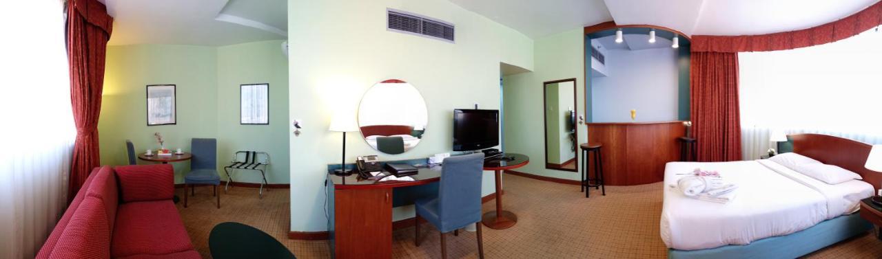 Al Diar Dana Hotel Abu Dhabi Exteriör bild